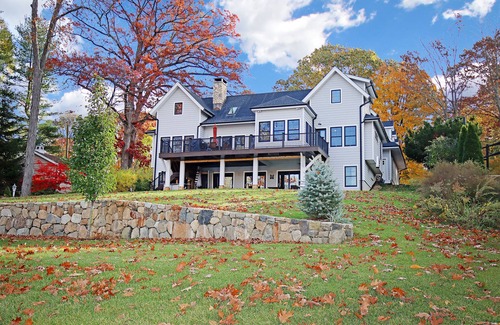 Danbury House | Lake House Retreat on beautiful Candlewood Lake