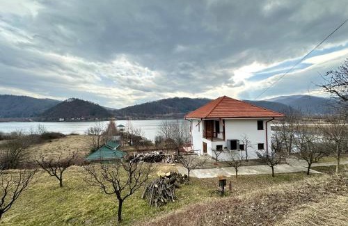 Nord-Est House | Lake House