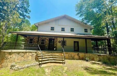 Hawkins House | Lake House Upscale Sleeps 10, Pet Friendly East Texas Pines