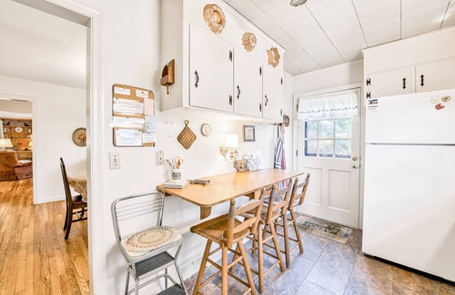 Lake Junaluska House | Lake Junaluska family home with porch & outdoor living, access to pool, tennis