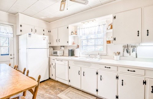 Lake Junaluska House | Lake Junaluska family home with porch & outdoor living, access to pool, tennis