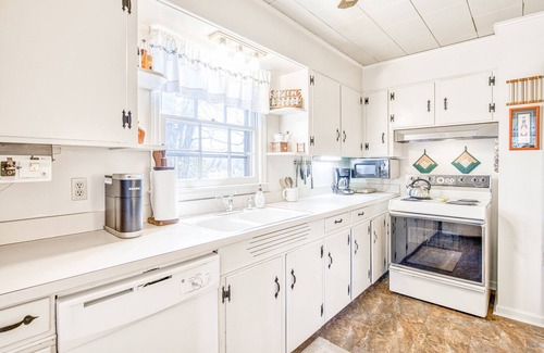 Lake Junaluska House | Lake Junaluska family home with porch & outdoor living, access to pool, tennis