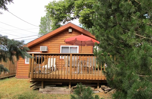 Stoughton Cottage | Lake Kegonsa cedar efficiency cottage