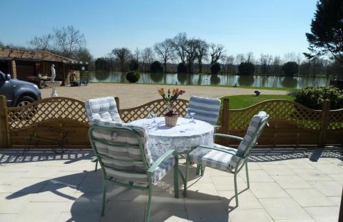 Montpon-Menesterol House | Lake Les Landes