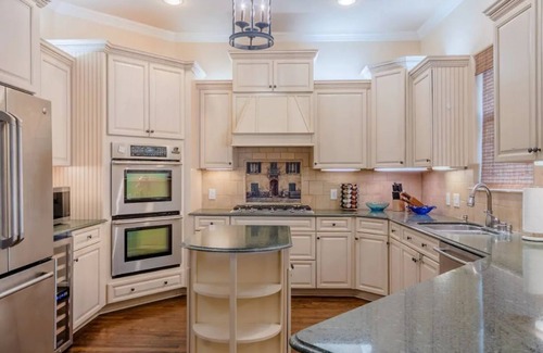 Hickory Creek House | Lake Lewisville Family Getaway-Lake Toys, HotTub, Mini Golf, Theater, Kids Room!