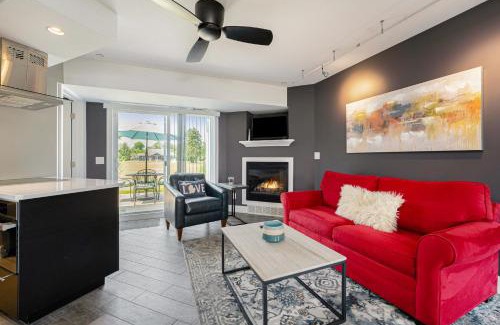 Douglas Apartment | Lake Living at Northern Lights Condo 10