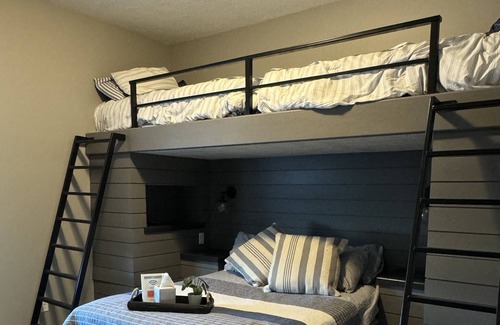Wentworth Cabin | Lake Madison Retreat - Whole House - Pet Friendly