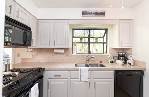 Salem House | Lake & Mountain Resort Escape-Pools, Golf, Boat