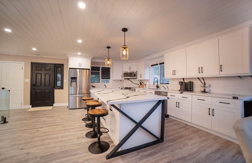 Port Carling Cottage | Lake Muskoka retreat! Sauna and Hot Tub!