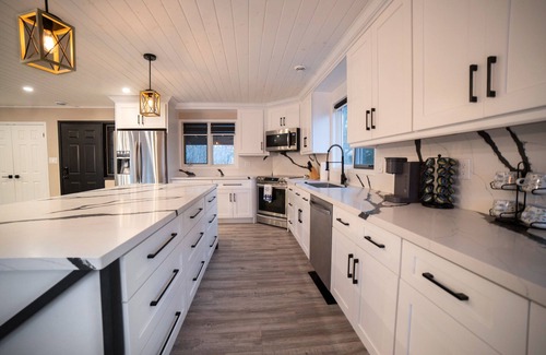 Port Carling Cottage | Lake Muskoka retreat! Sauna and Hot Tub!