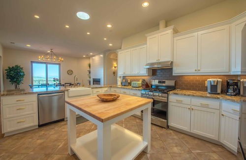 Bradley House | Lake Naci Estate w/Pool, swim up bar, 2nd hot tub, sleeps 18!