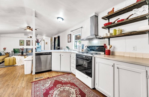 Chandler House | Lake Palestine Lake Homes ideal for Retreat & Events - accomodate 20+