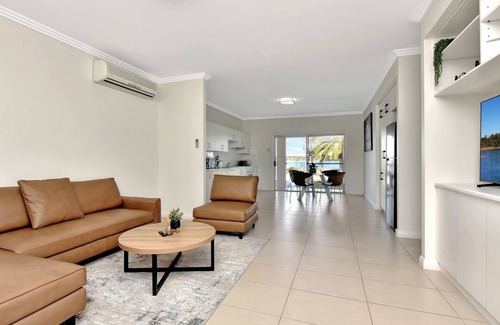 Dora Creek House | Lake Palm Resort Luxury Retreat absolute Waterfront on 3 acres at Lake Macquarie.