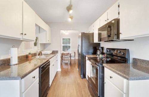 Pooler House | Lake Retreat near Savannah