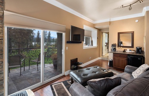 Evans House | Lake Roosevelt Suites - The Bear Den