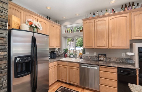 Evans House | Lake Roosevelt Suites - The Bear Den