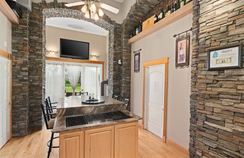 Evans House | Lake Roosevelt Suites - The Bear Den