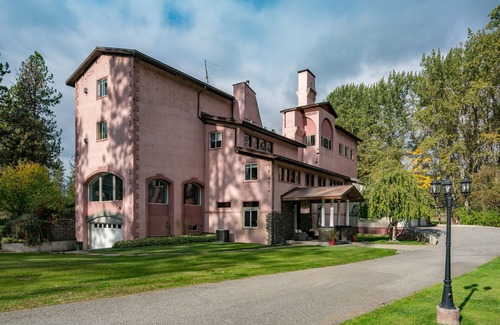 Evans House | Lake Roosevelt Suites - The Salmon Room