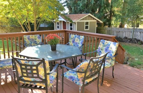 Inglewood House | Lake Sammamish Bungalow half mile to Public Beach Access