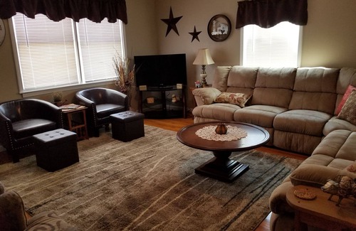 Lakewood House | LAKE SHELBYVILLE KIMBLE'S FARMHOUSE. SLEEPS 9