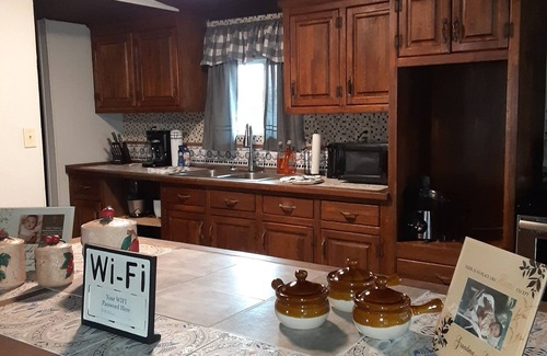 Sardis House | Lake side cabin with spacious den