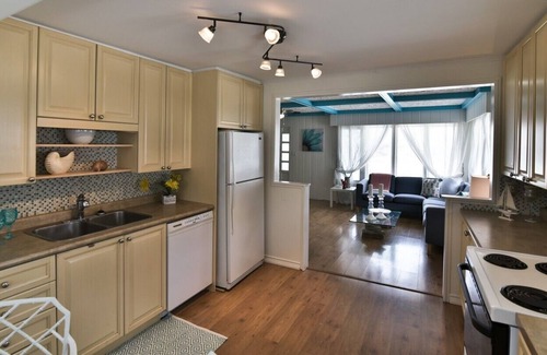 Jacksons Point House | Lake Simcoe - 4 Season | 3 Bedroom Lake House