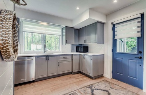 Innisfil House | Lake Simcoe Luxury waterfront Retreat near Friday Harbour! Hot Tub!