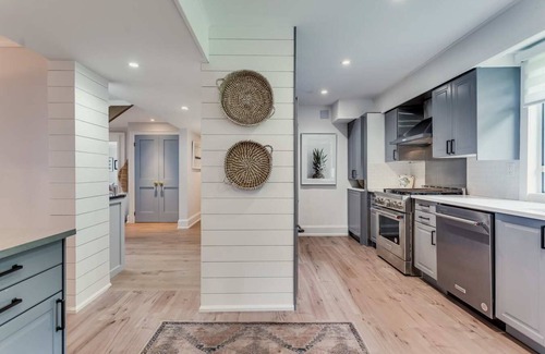 Innisfil House | Lake Simcoe Luxury waterfront Retreat near Friday Harbour! Hot Tub!