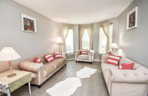 Alcona House | Lake Simcoe Retreat 5 Bedroom Vacation Home Near Innisfil Beach Park