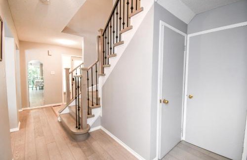 Alcona House | Lake Simcoe Retreat 5 Bedroom Vacation Home Near Innisfil Beach Park