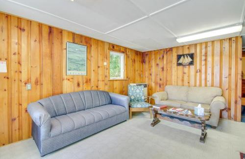 Rumney House | Lake Stinson Cottage with Sunroom and Shared Dock!