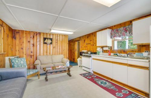 Rumney House | Lake Stinson Cottage with Sunroom and Shared Dock!