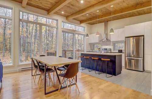 Eastman Ski Chalet | Lake Stukely on foot - Chenin Blanc