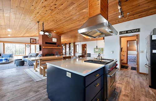 Herbster House | Lake Superior Direct Lakefront! Early September Weekend Openings!