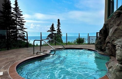 Two Harbors Condo | Lake Superior Two Queen Bed Studio~Pool/Hot tub-Burlington Bay