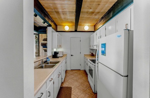 Brockway Condo | Lake Tahoe Vacation Rental w/Patio & Pool Access