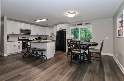 Norwood House | Lake Tillery Area, 4-bedroom house in charming Norwood with WiFi, Deck and AC