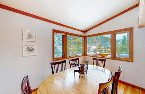 Keystone House | Lake to Mountain