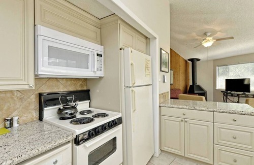 Lakeway House | Lake Travis Bungalow: Casita Golden Rod (#2)