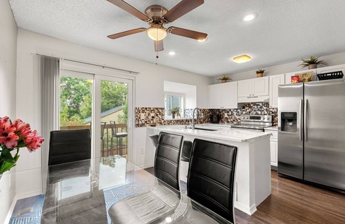 Prides Crossing House | LAKE VIEW 3-Bedroom/3-Bathroom Cozy townhome in Aurora, Family & Pet Friendly!