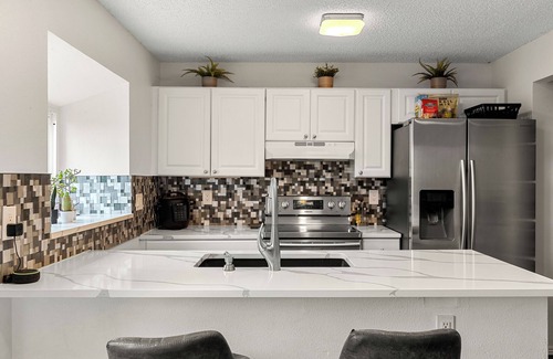 Prides Crossing House | LAKE VIEW 3-Bedroom/3-Bathroom Cozy townhome in Aurora, Family & Pet Friendly!