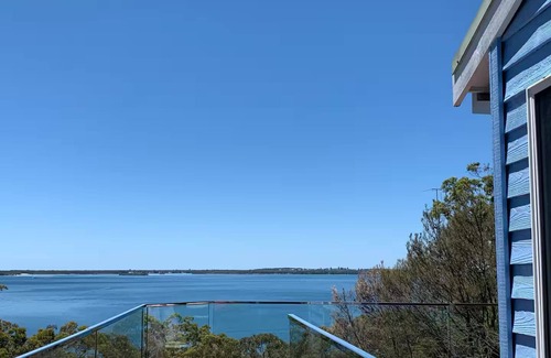 Fishing Point House | Lake View Blue 2 Bedroom House - Wifi, AC, close to Lake Macquarie