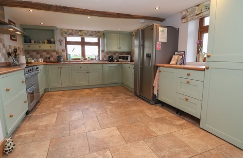 Market Drayton Cottage | LAKE VIEW COTTAGE, family friendly, with a garden in Market Drayton