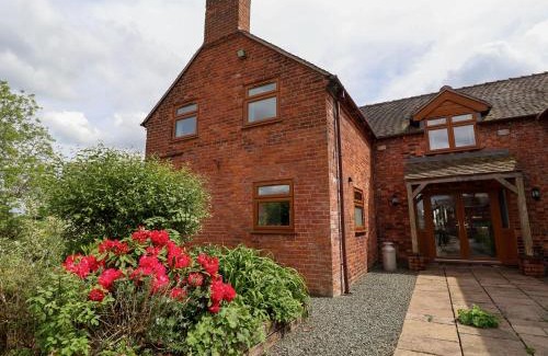 Market Drayton House | Lake View Cottage