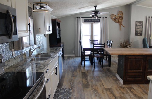 Wagoner House | Lake View cottage, secluded, quiet, total remodel, 3 king beds