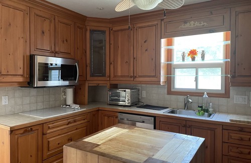 Georgina Cottage | Lake view cottage with indoor/outdoor fireplace, hot tub and sauna