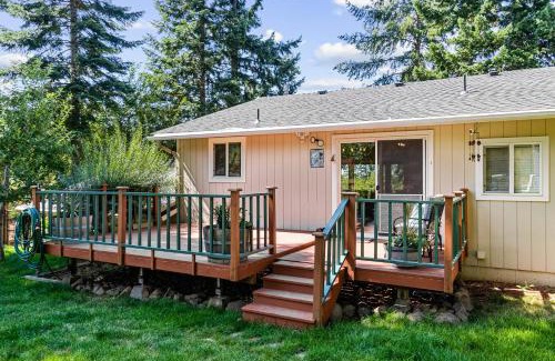 Clarksville House | Lake View Getaway