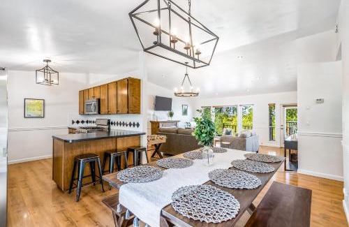 Clarksville House | Lake View Getaway