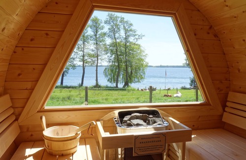 Klein Wittensee Apartment | Lake view, lake access, 3 *, sauna barrel, WiFi, close to the Baltic Sea, 2-4 people, garden, moder