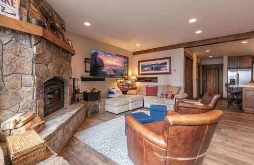 Tahoe Tavern House | Lake View|Pool|Pier|Bouys|Pickleball|Walk to town
